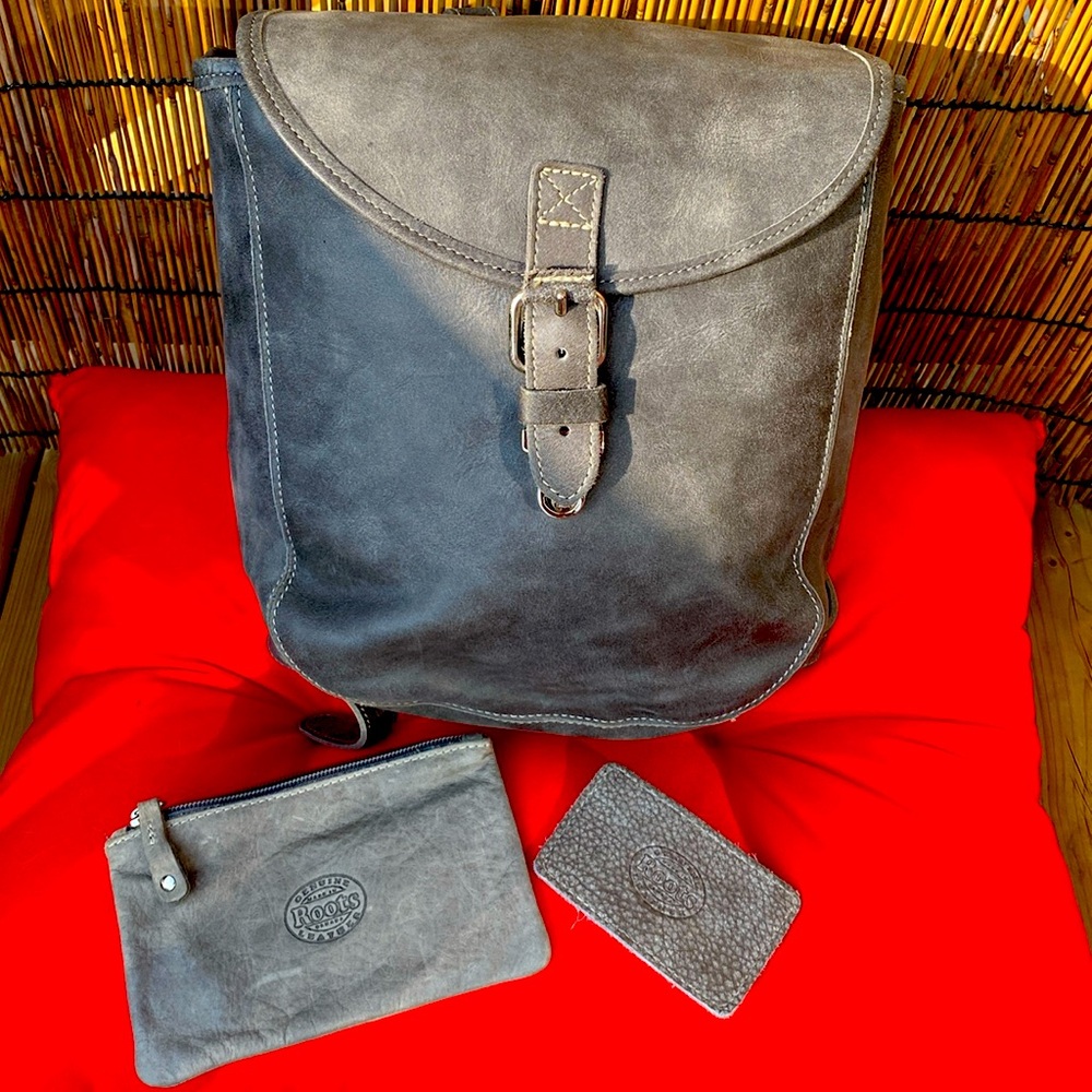 Leather ROOTS backpack w/pouch - Picture 3 of 12
